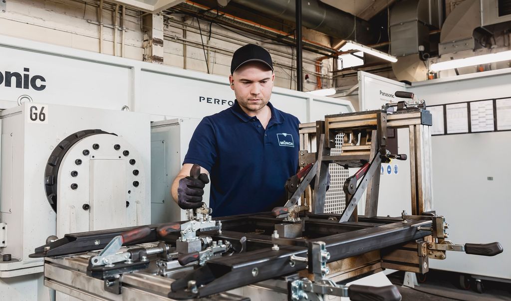 Mitarbeiter Schweißroboter mit Vorrichtung
